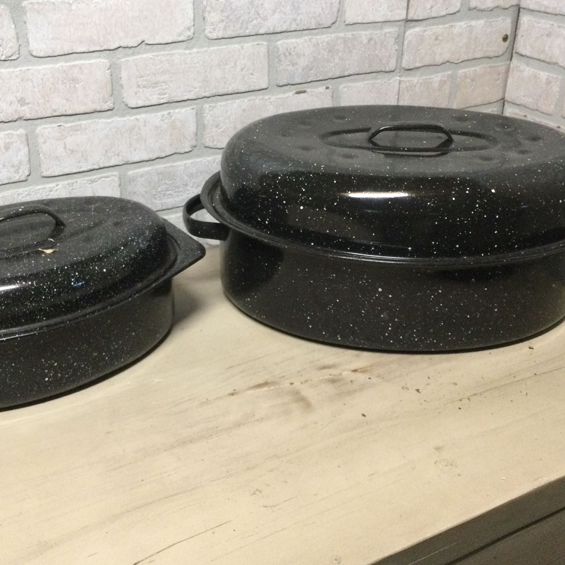 2 Black Roasting Pans