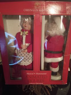 MAIN STREET Automated Santa and Mrs. (Like new!)