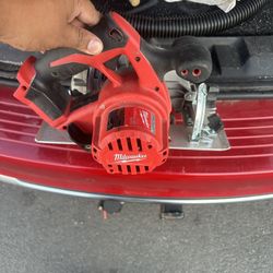 Milwaukee Circular Saw With Metal Blade And Wood Blade