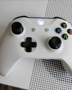 Xbox One S 1 TB Console Model 1681 with Controller and bonus Xbox 360