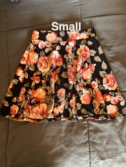 Faldas Floreada y negra talla chica $10