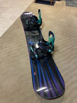 K2 women’s snowboard 143cm with bindings. Boots size 8