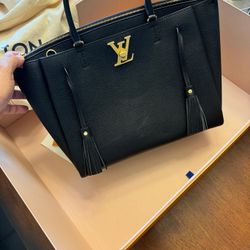 Louis Vuitton LV Logo Lockmeto M54569