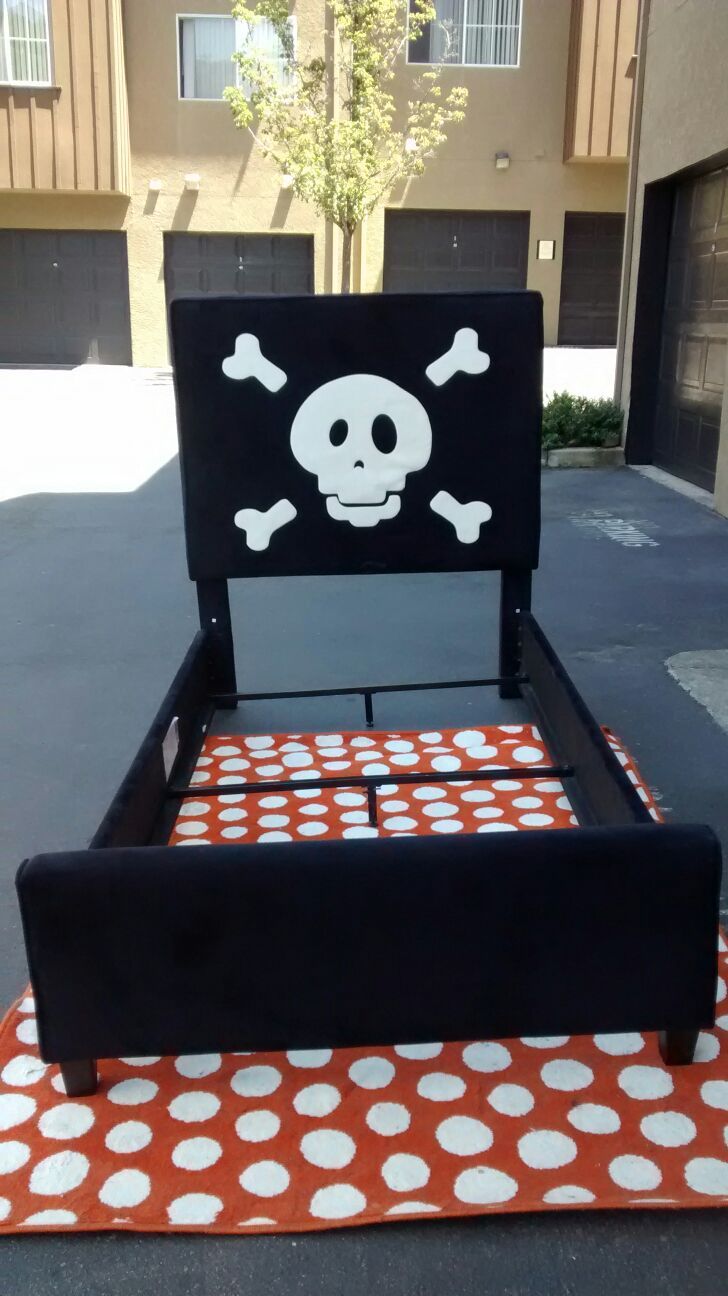 Twin bed frame and Skull Headboard