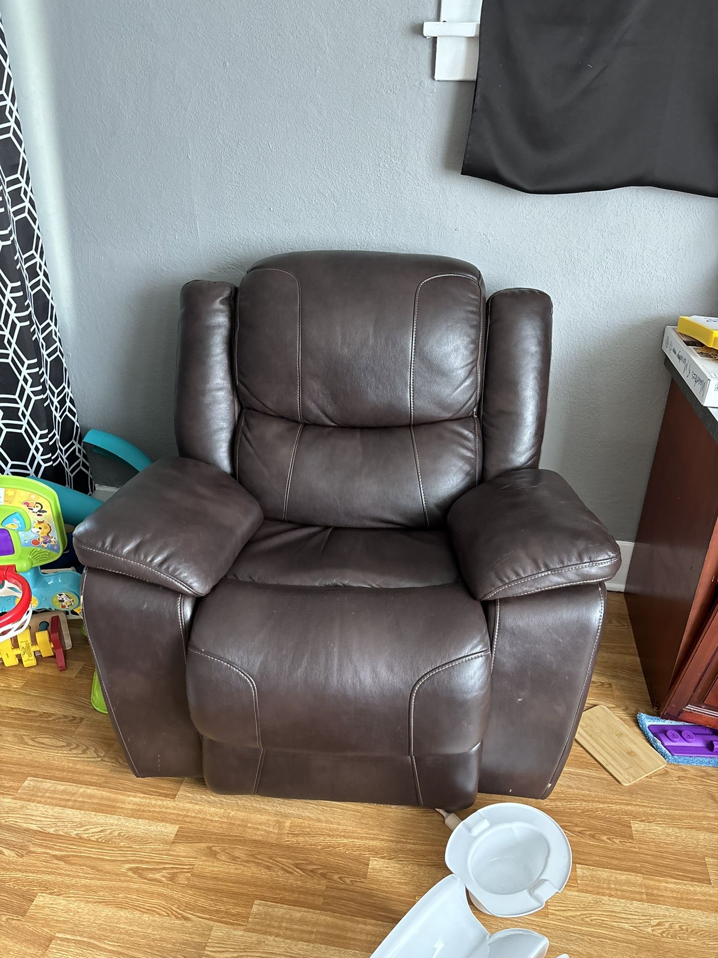 FREE (Recliner)Rocking Chair READ DESCRIPTION 