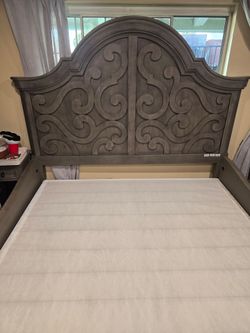 Solid Wood King Bed Frame - Mor Furniture / Like New)