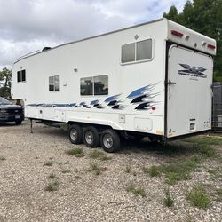 Weekend warrior toy hauler