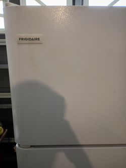 FRIGIDAIRE Refrigerator (white)