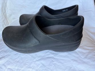 Women's Crocs Neria Pro II Slip-Resistant Work Clogs in Size 8W.
