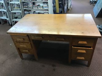 60”x34”x31” office desk solid wood excellent condition