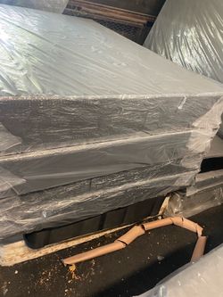 Queen size boxspring 90$