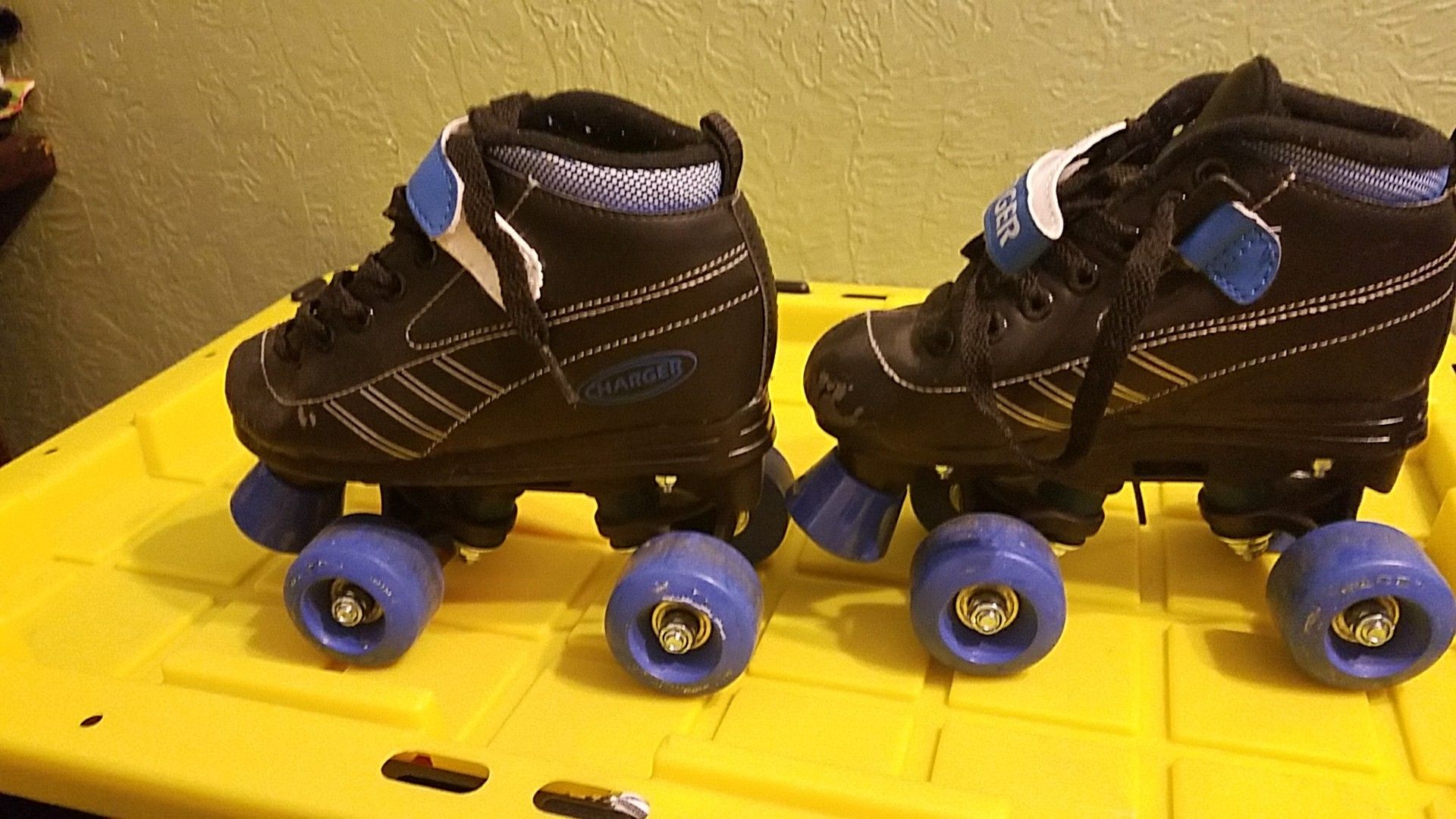 Boys skates size 1