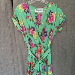 Meghan LA Jasmine Emerald Green Floral Maxi Dress Womens Size S  Short sleeves. Ties around waist. Elastic waistband. Lined. Thigh slit. V-neckline. L
