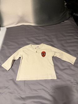 H&M Spider-Man cotton henley shirt features a small embroidered Spider its used size 2T