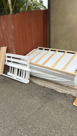 FREE- Single bed/mattresses