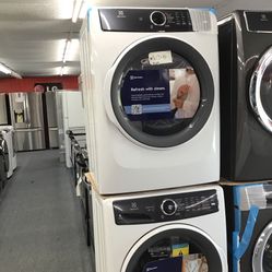New Scratch And Dent Electrolux Front Load Washer And Dryer Set. 1 year Warranty 
