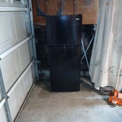 Apartment Size Refrigerator 