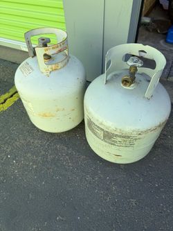 2 CILINDROS DE GAS 1 TODABIA TIENE
