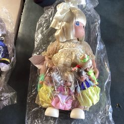 Precious moment   vinyl doll with mini Cinderella and mini princesses D23 exclusive