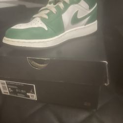 Sneakers / Basketball Sneakers 