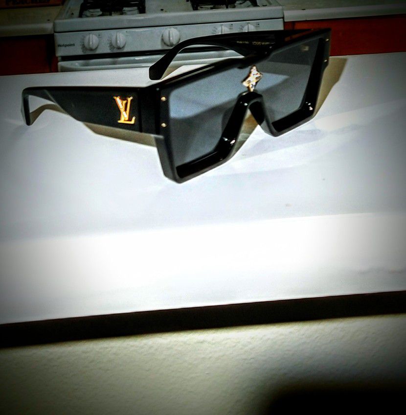 Louis Vuitton Mascot Sunglasses for Sale in Los Angeles, CA - OfferUp