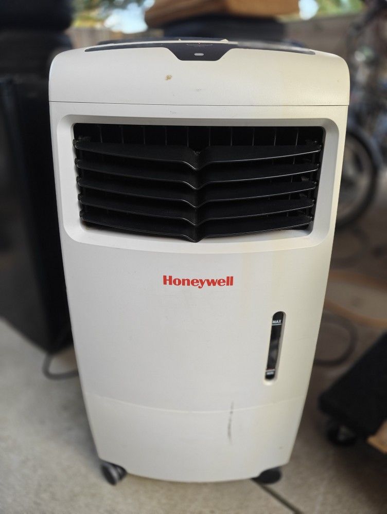 Honeywell Portable Indoor Evaporative Air Cooler, model CL25AE with remote