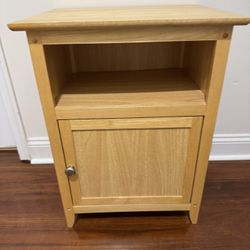  nightstand/end table in good condition (cash & pick up only)