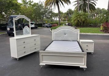Bedroom Set Full Size Solid Wood White Color In Excellent Condition by Furniture