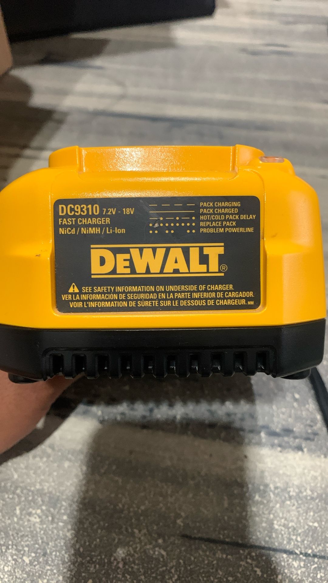 DeWALT - DC9310 Charger