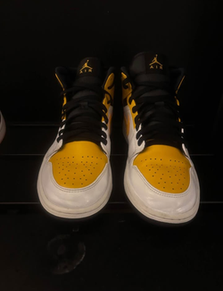 Jordan 1 Mid University Gold