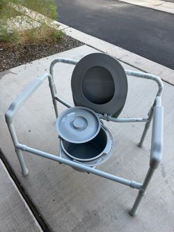 Drive Medical Heavy-Duty Bariatric Bedside Commode