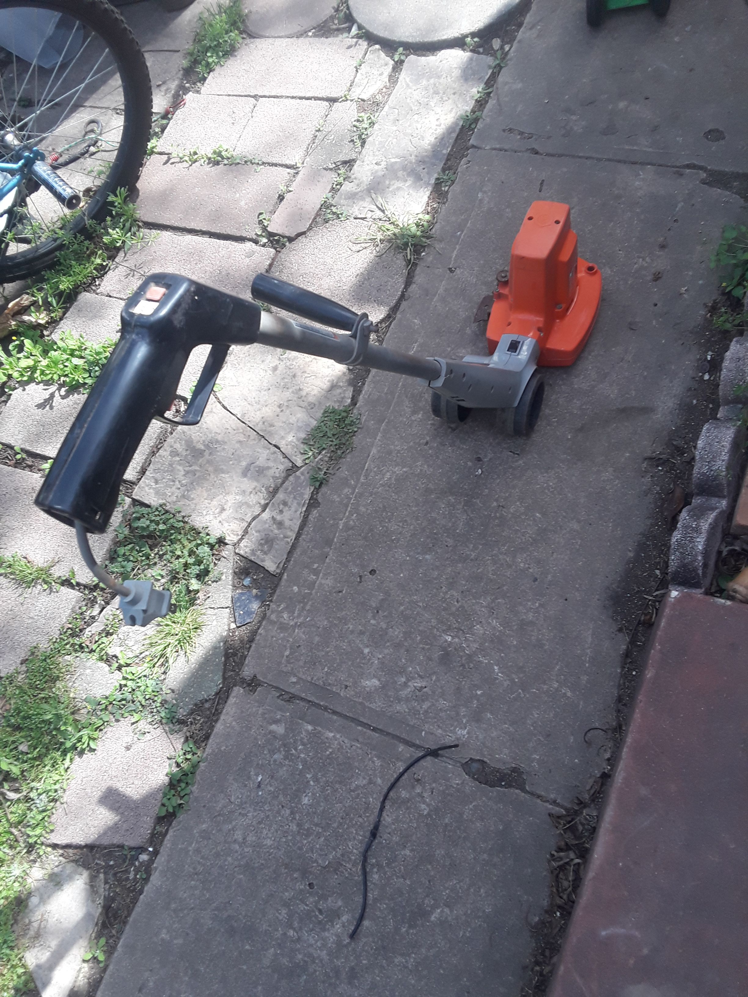 2 Electric Edger Trimmers) a Craftsman and a Black & Decker 8224 Deluxe  Heavy Duty Edger-Trimmer 120v 5300 RPM 1.25 HP for Sale in San Antonio, TX  - OfferUp