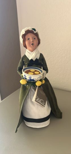 Byers' Choice Colonial Williamsburg caroler figurine