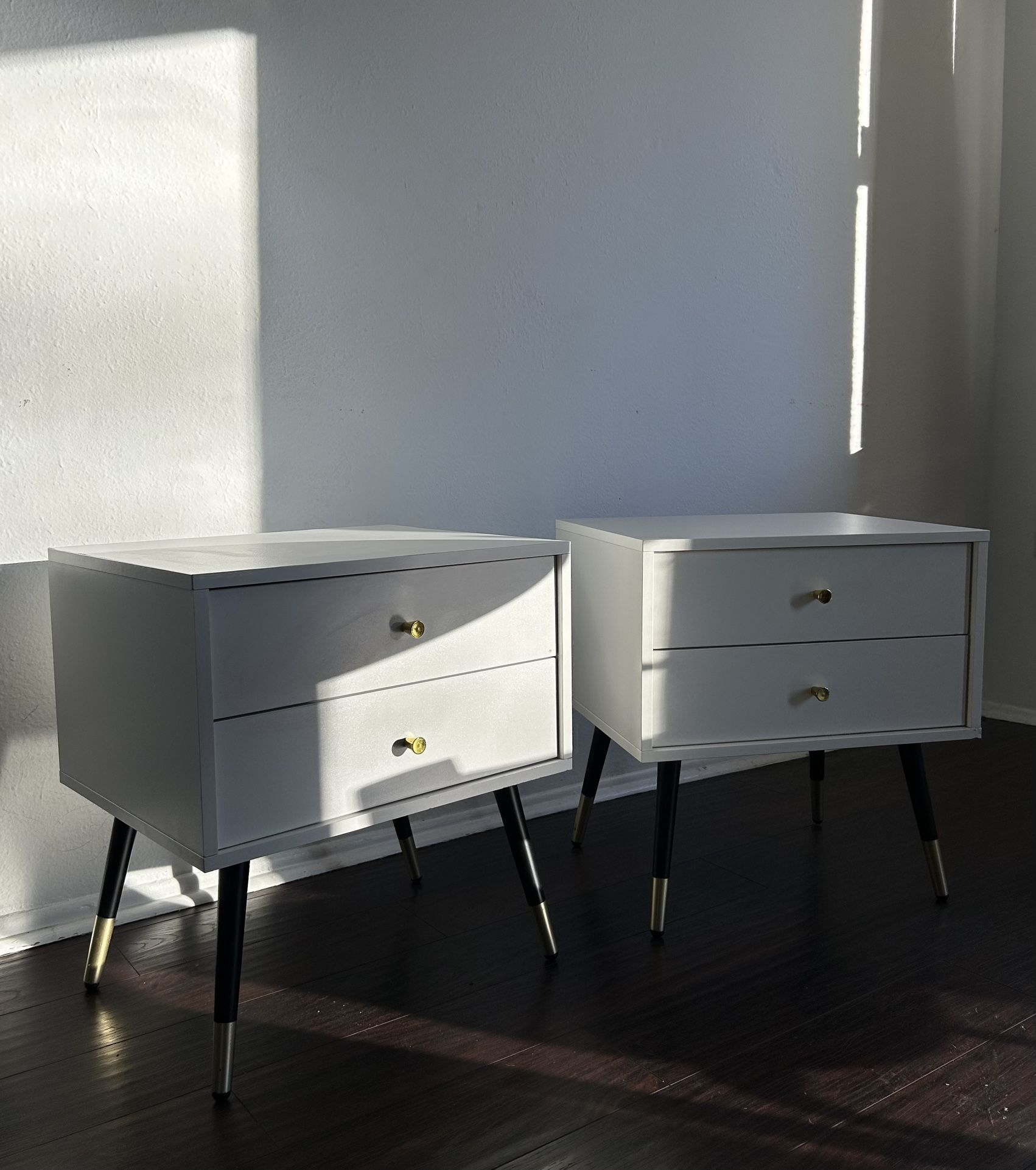 Modern Style White Set of 2 Night Stands Side Tables End Tables