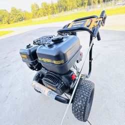 DEWALT 4400 PSI 4.0 GPM Cold Water Gas Pressure Washer (NEW) 