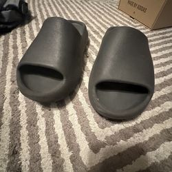 Yeezy Slide Onyx Size 8