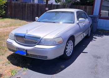 Lincoln Town Car Full-Size Sedan