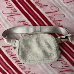 Lululemon Everywhere Belt Bag