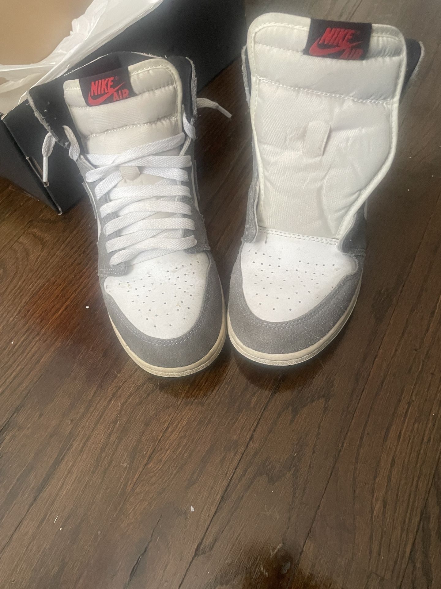 Jordan 1 washed black used it has a couple creases but that's much size 6.5y comes with original box
