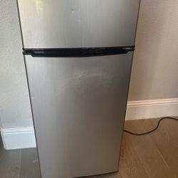 GLANAZ REFIGERATOR Almost New 4 Ft 