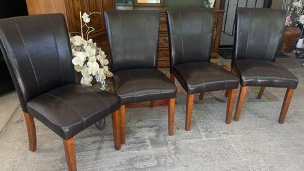 Gorgeous Dinig formal chairs great condition