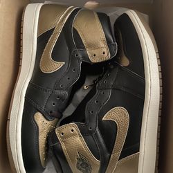 DZ5485-071 NIKE AIR JORDAN 1 RETRO HIGH OG BLACK AND GOLD (MEN'S)