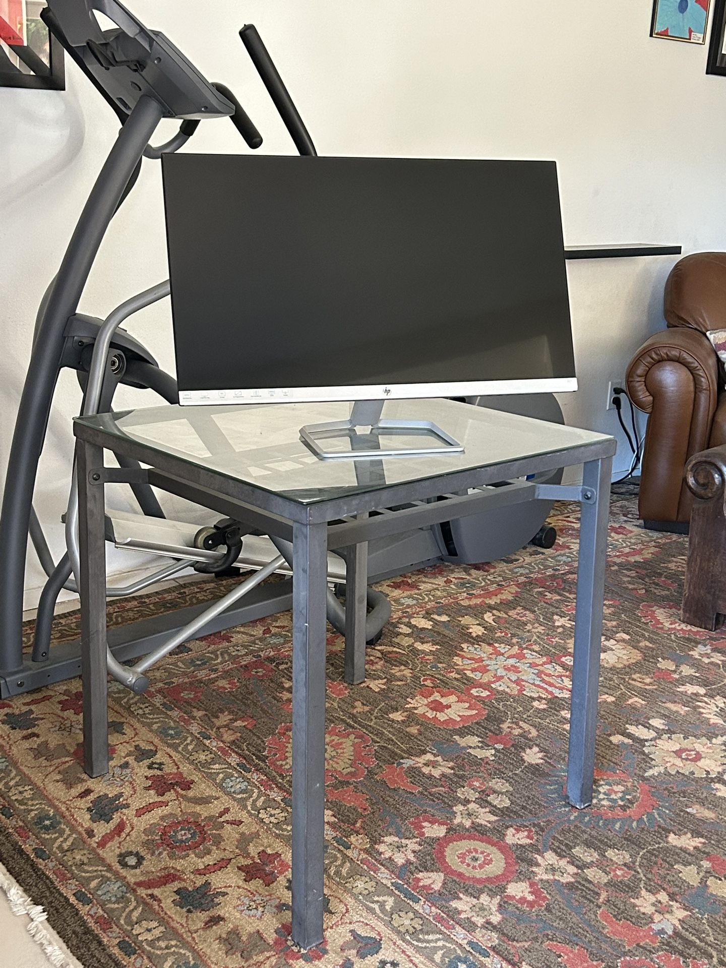 Like new HP M32f Computer Monitor. 