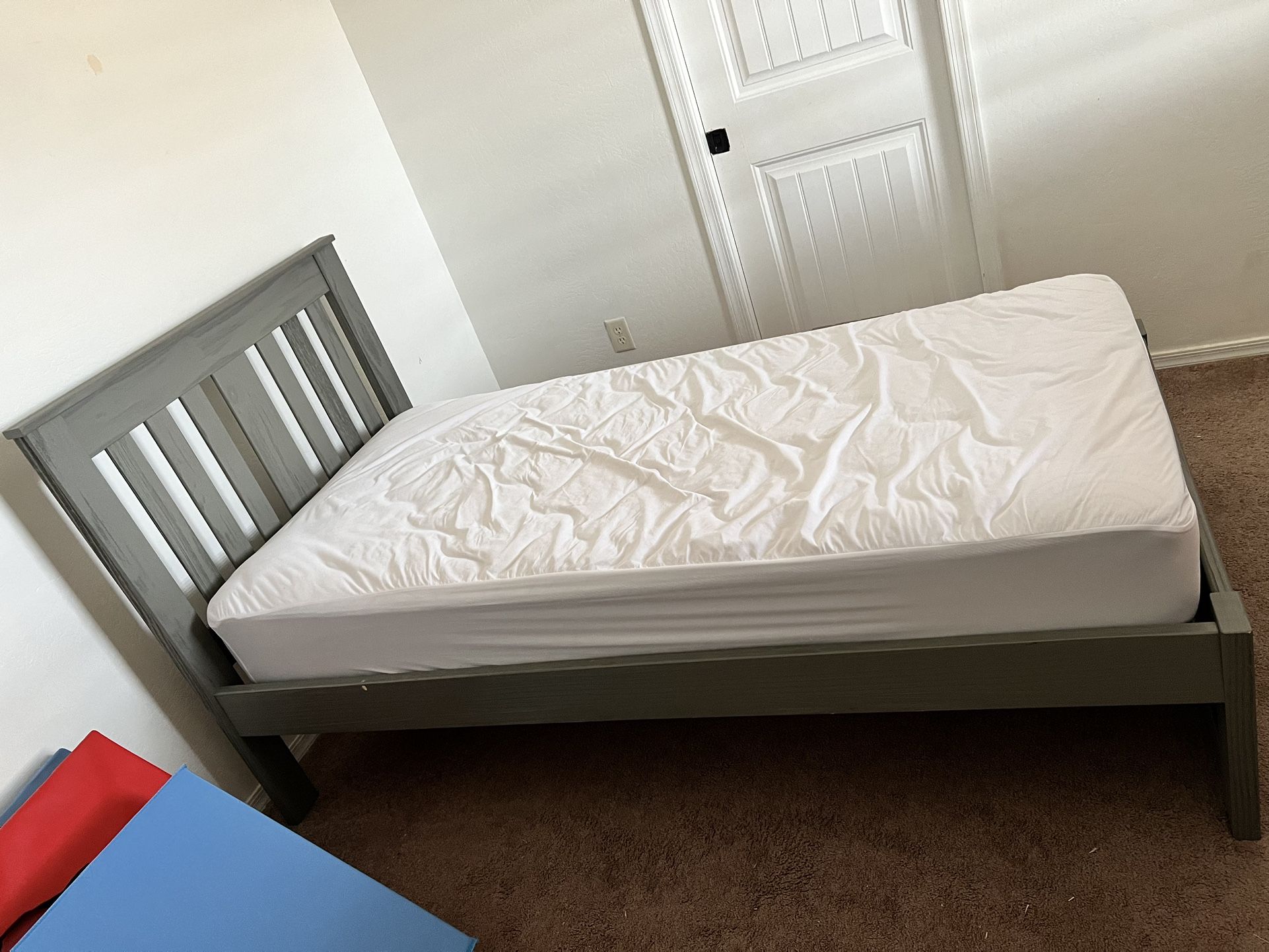 Twin bed with Mattress