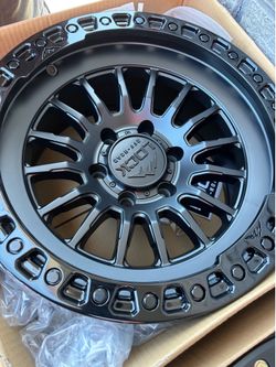 Bendo un set de Rines nuevos con llantas usadas para Ford