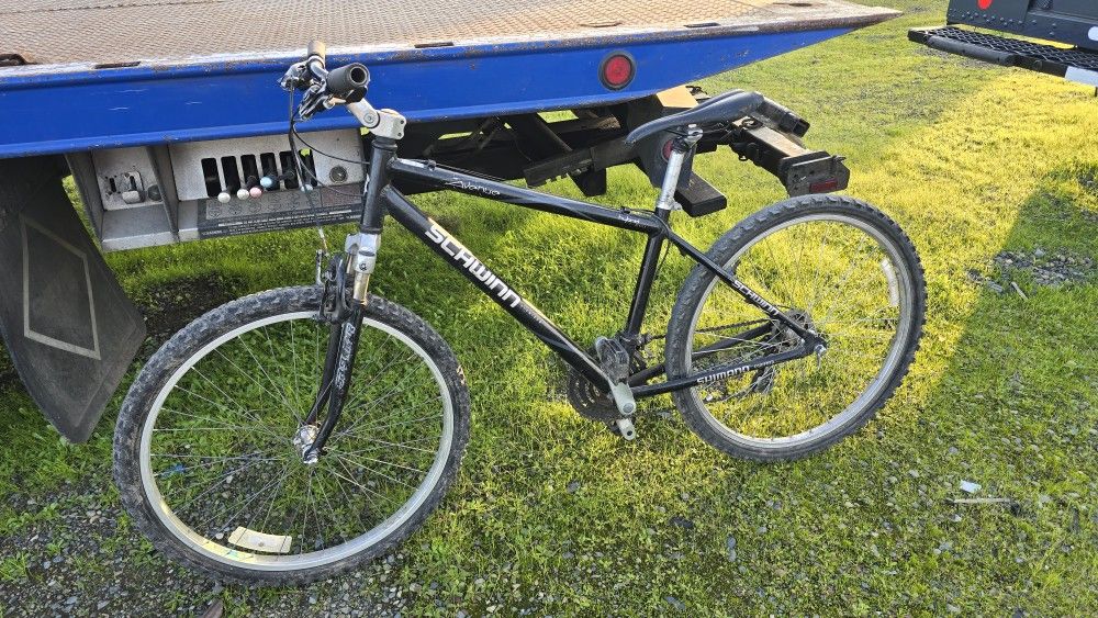 Schwinn Avenue Hybrid Bike