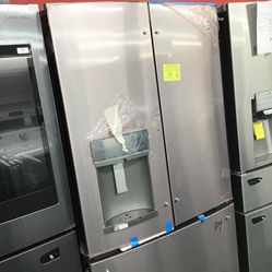New Scratch And Dent GE 28 Cu Ft Stainless Steel French Door Fridge. 1 year Warranty 