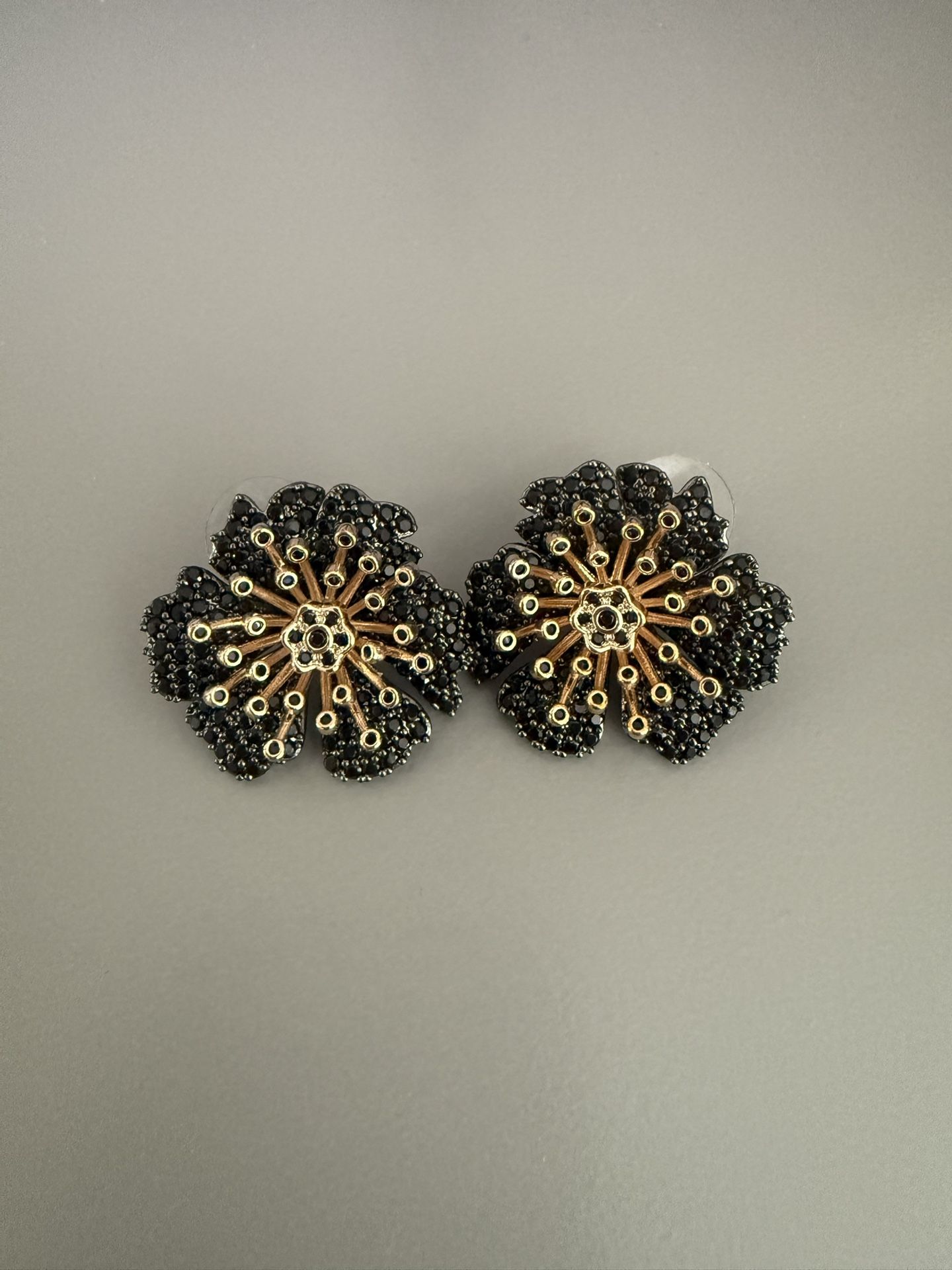 Vintage women’s black & golden flower shape earrings
