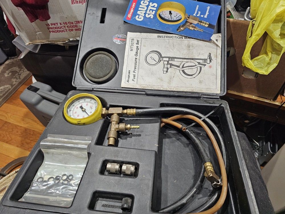 Snap On MT337B Fuel Pressure Gauge Set