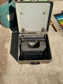VINTAGE LEADER TYPEWRITER
